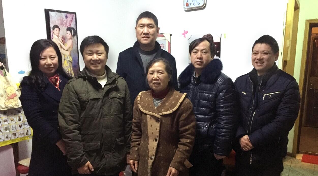东信医药党群组织慰问员工及家属